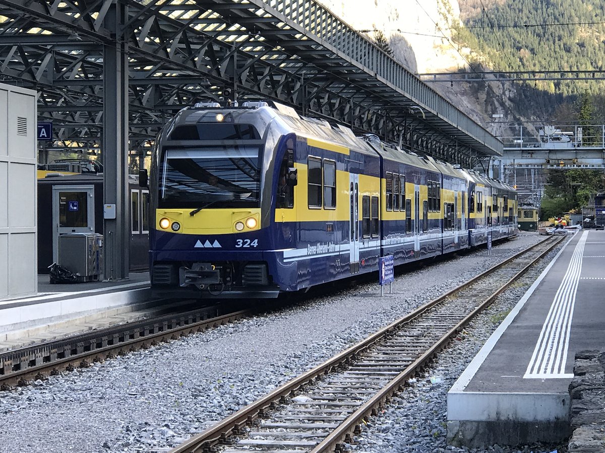 ABDeh 8/8 323 in DoTra mit 324 die als Übergang bis die Gelenksteuerwagen geliefert werden, so zusammen fahren, am 5.5.17 in Lauterbrunnen.