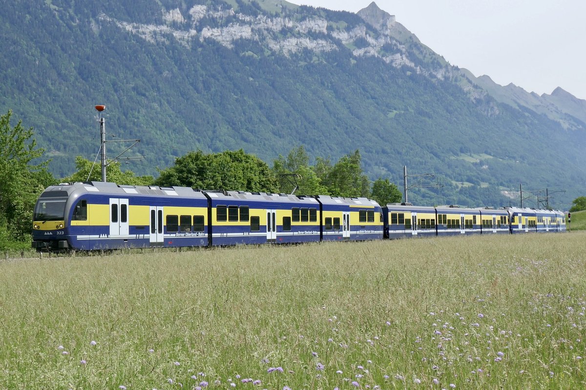 ABDeh 8/8 323 mit GSW nach Lauterbrunnen und ABDeh 8/8 321 nach Grindelwald, am 22.5.20 beim Flugplatz Interlaken.