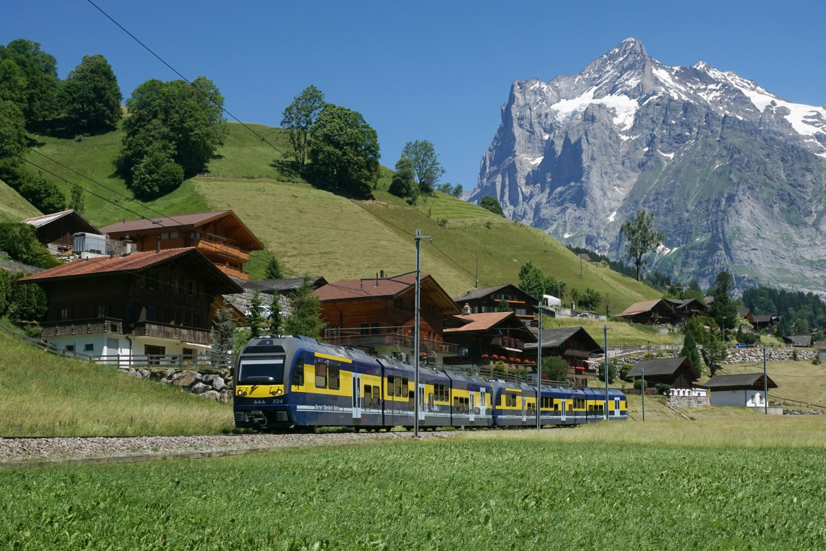 ABDeh 8/8 324 und ABDeh 8/8 323 fahren am 18.06.2017 von Grindelwald Richtung Schwendi.
