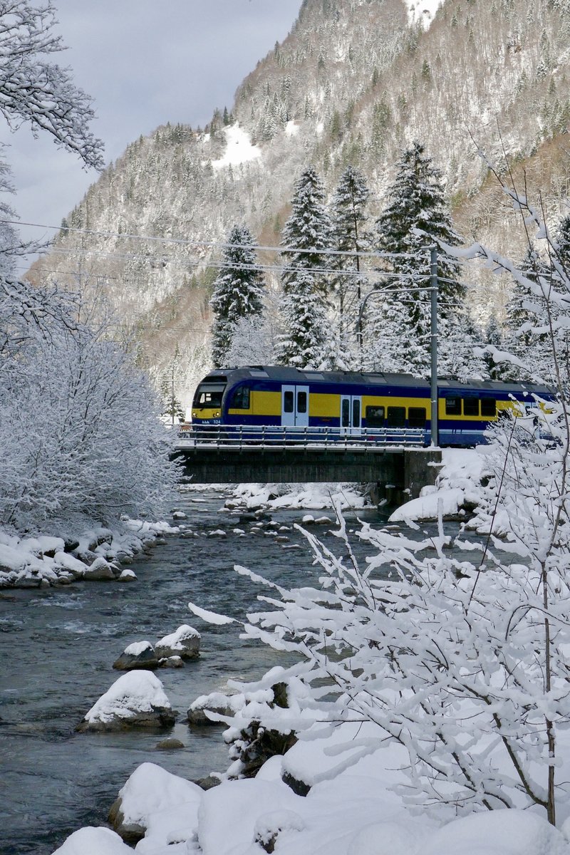 ABDeh 8/8 324 als Regio nach Lauterbrunnen beim Überqueren der Lütschine, am 17.12.17 kurz nach Zweilütschinen.