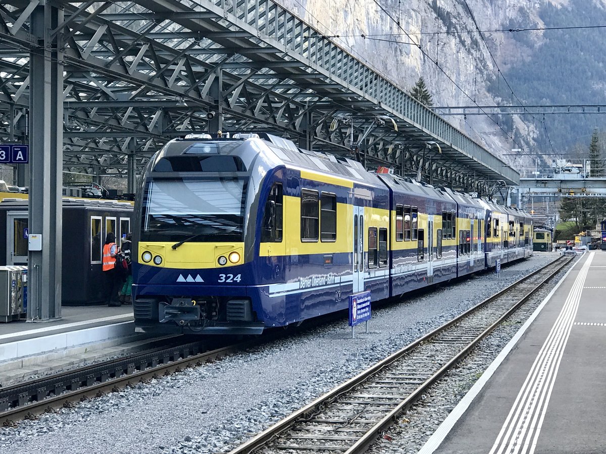 ABDeh 8/8 324 der BOB am 9.4.17 im Bhf Lauterbrunnen.