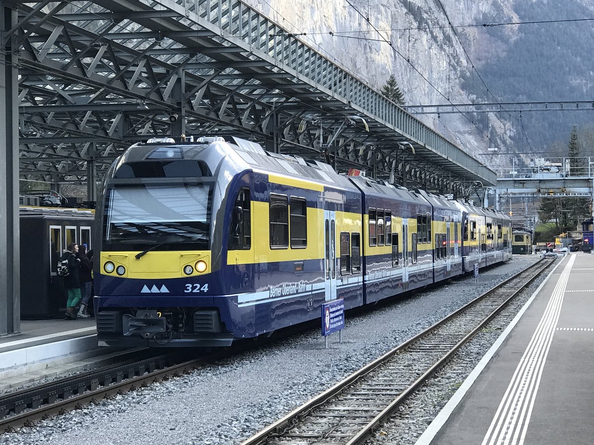 ABDeh 8/8 324 der BOB am 9.4.17 im Bhf Lauterbrunnen.