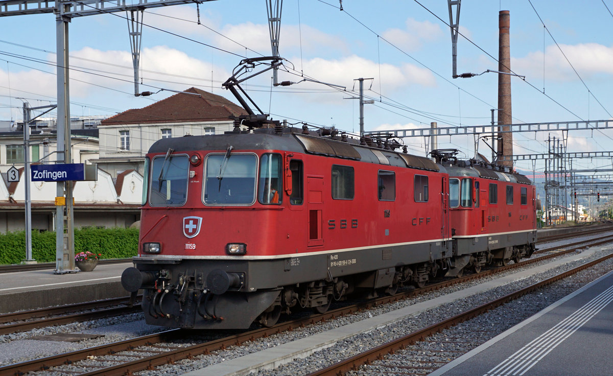 Abdrehfahrt VSOE-ZUG via Zofingen.
Die Re 420 159-6 und Re 420 156-2 vom Venice-Simplon-Orient-Express auf Rangierfahrt in Zofingen am 17. Juni 2019.
Foto: Walter Ruetsch
