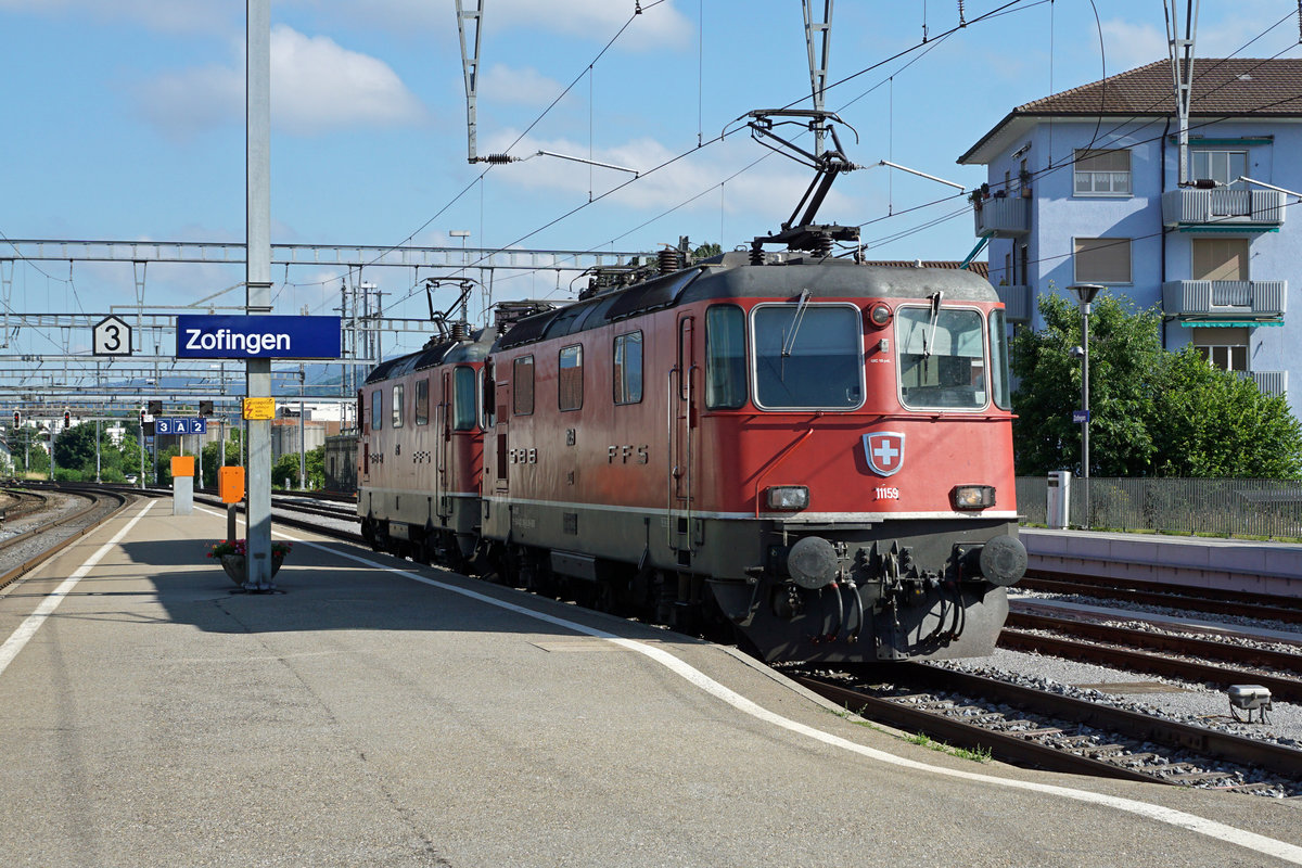 Abdrehfahrt VSOE-ZUG via Zofingen.
Die Re 420 159-6 und Re 420 156-2 vom Venice-Simplon-Orient-Express auf Rangierfahrt in Zofingen am 17. Juni 2019.
Foto: Walter Ruetsch