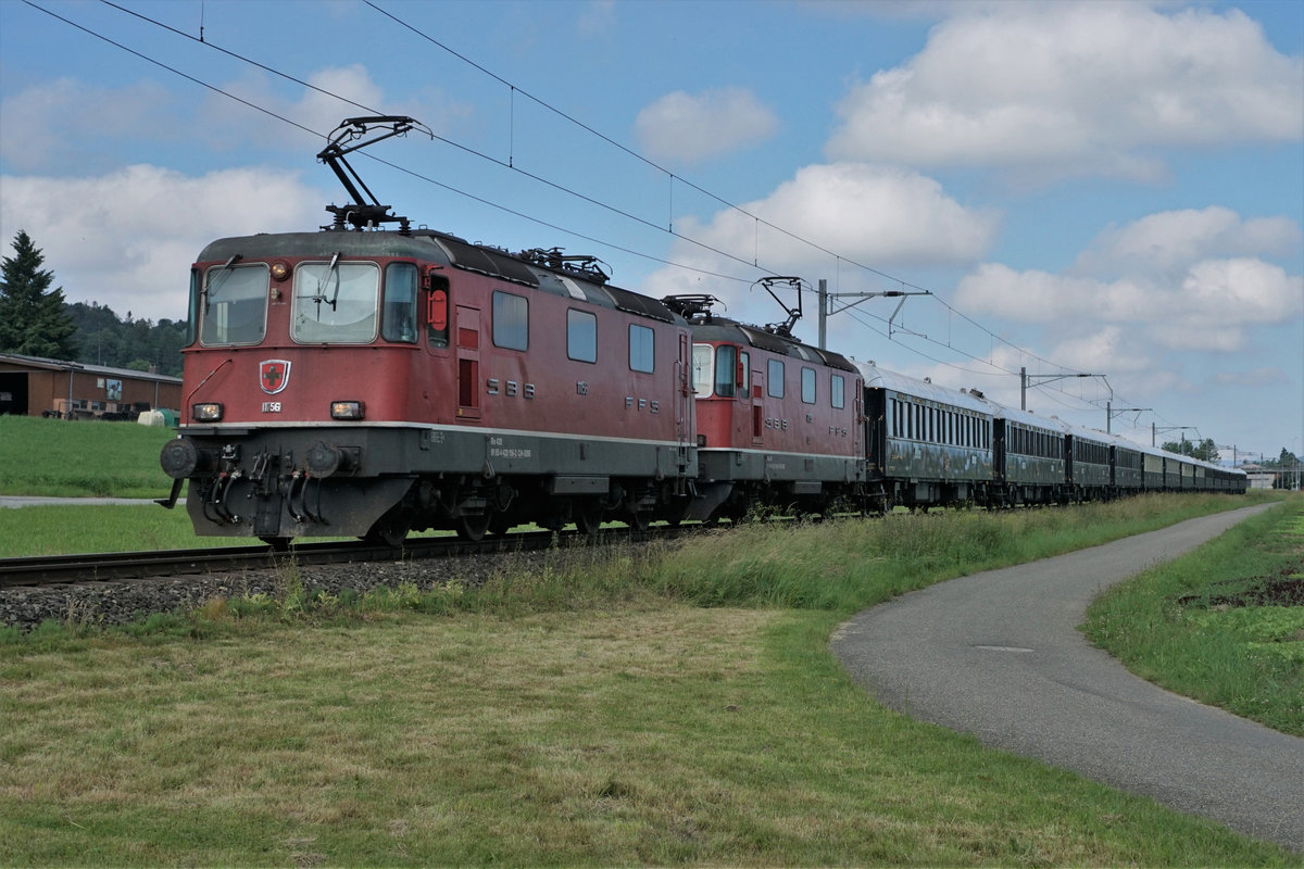 Abdrehfahrt VSOE-ZUG via Zofingen.
Venice-Simplon-Orient-Express mit Re 420 159-6 und Re 420 156-2 am Morgen des 17. Juni 2019 bei Safenwil unterwegs.
Foto: Walter Ruetsch