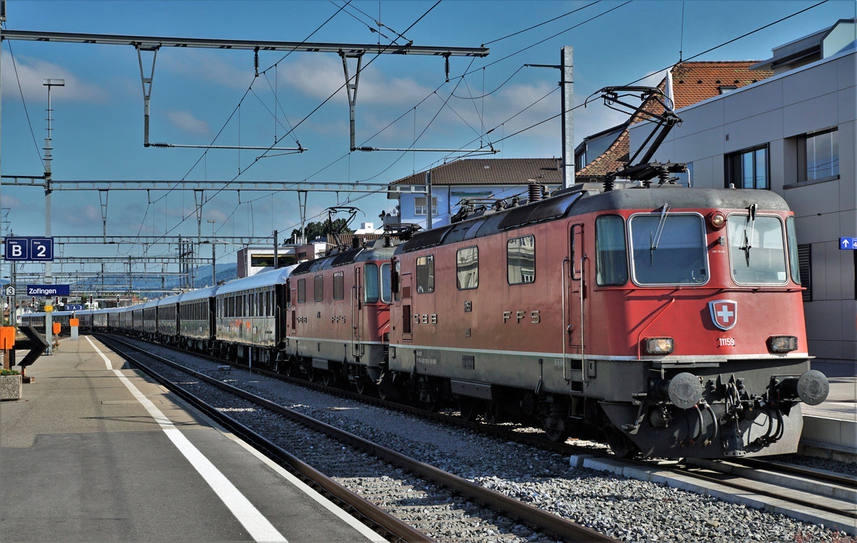 Abdrehfahrt VSOE-ZUG via Zofingen.
Venice-Simplon-Orient-Express mit Re 420 159-6 und Re 420 156-2 am Morgen des 17. Juni 2019 bei der Einfahrt in den Bahnhof Zofingen.
Foto: Walter Ruetsch