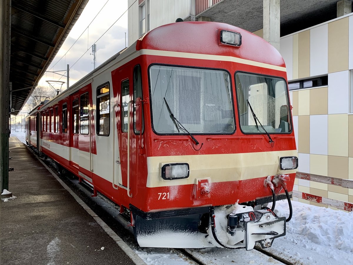 ABDt 721 mit dem BDe 4/4 612 der CJ am 26.1.21 im Bahnhof La Chaux-de-Fonds.