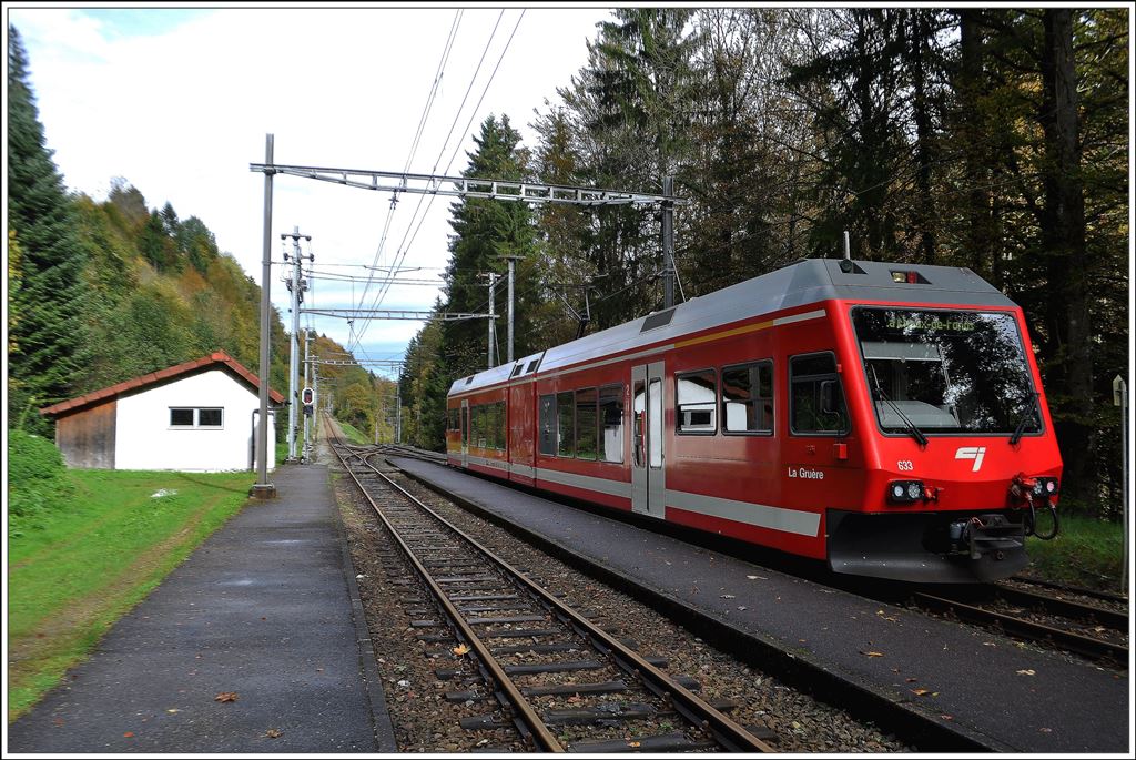 ABe 2/6 633  La Gruère  in der Station Combe-Tabeillon, wo der Regio 254 in der Spitzkehre die Richtung ändert. (13.10.2014)