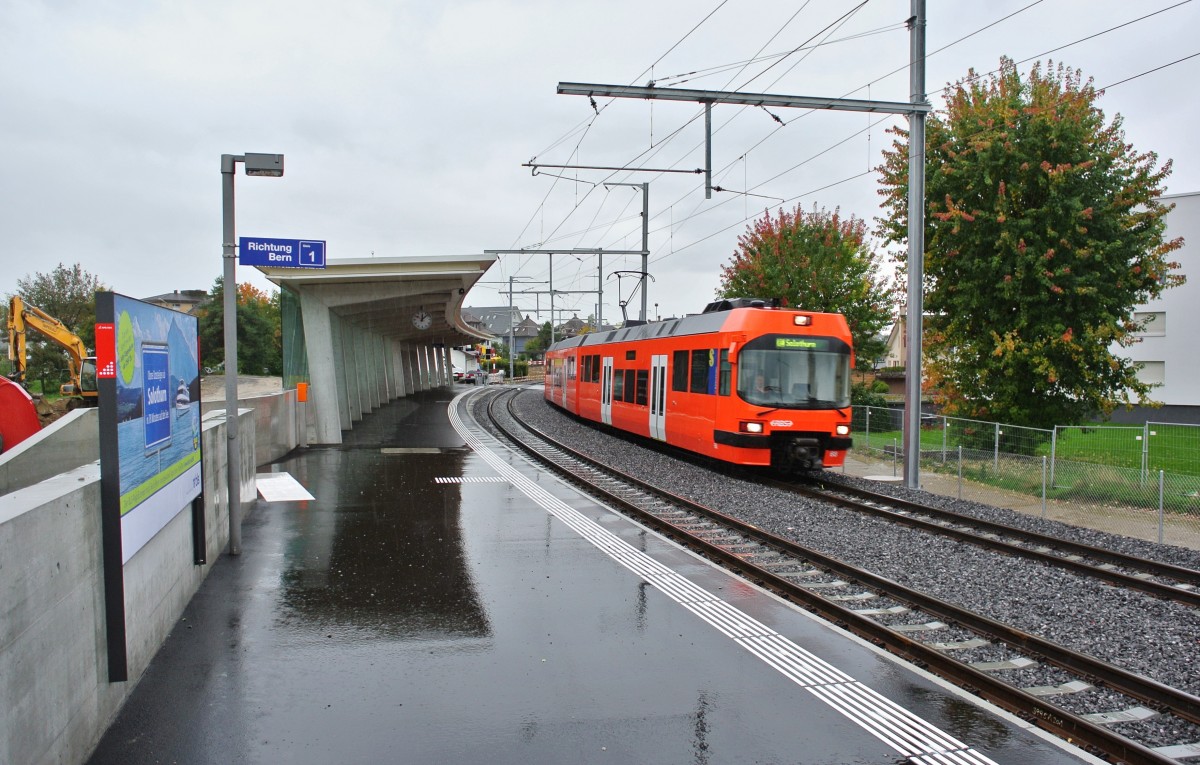 ABe 4/12 68 durchfhrt am 10.10.2013 den neuen Bahnhof Biberist RBS. Der Zug hat soeben das Perron fr die Zge Richtung Solothurn verlassen, und fhrt nun auf der neuen Doppelspur, neben dem Perron fr die Zge Richtung Bern, aus. Links im Bild ist noch ein Bagger, welcher das alte Trasse abbaut. Der Zugtyp im Bild wird nicht mehr lange auf der Linie nach Solothurn eingesetzt, mit der Ablieferung der neuen Zge (NExT) werden diese Pendel auf die S 8 in der Region Bern verschoben.