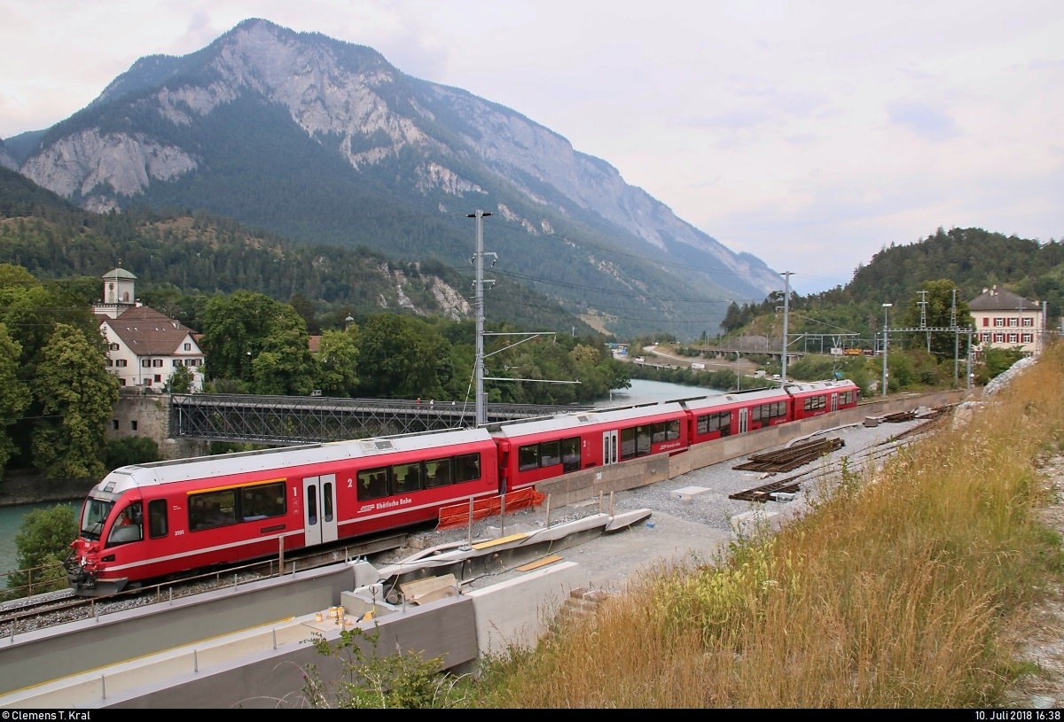 ABe 4/16 3101  Meta von Salis  (Stadler ALLEGRA) der Rhätischen Bahn (RhB) als RE 1755 von Chur (CH) nach Ilanz (CH) befährt die Alte Hinterrheinbrücke beim Bahnhof Reichenau-Tamins (CH) in westlicher Richtung.
[10.7.2018 | 16:38 Uhr]