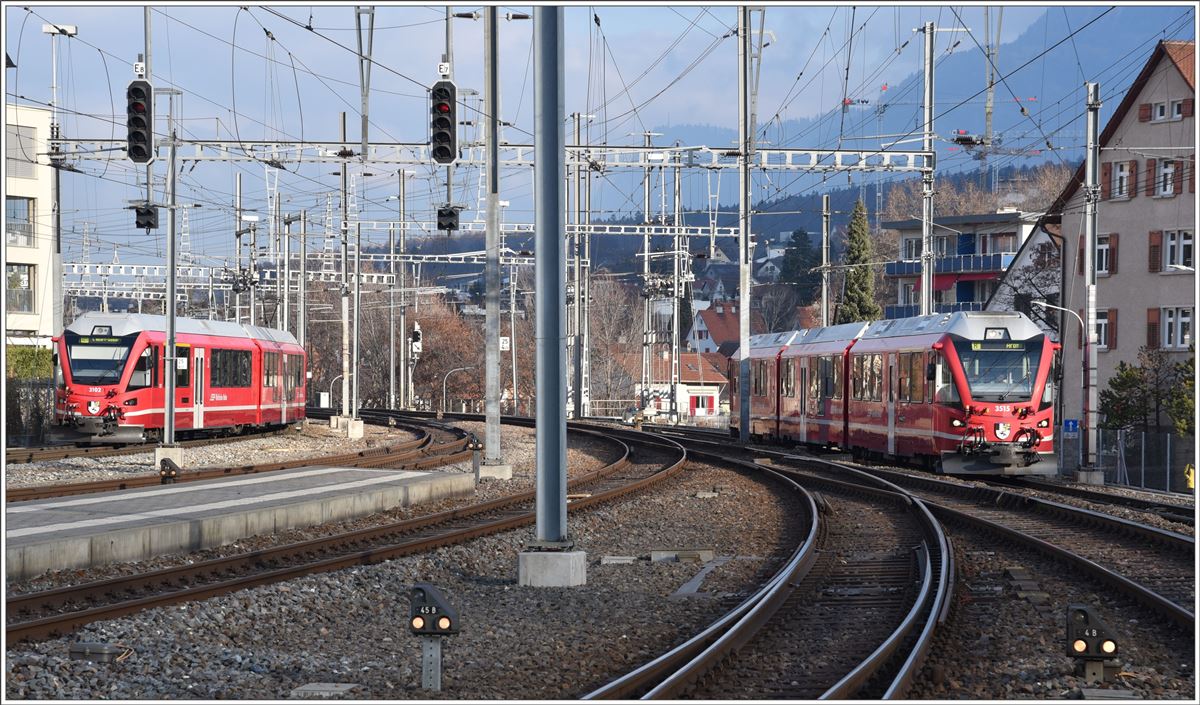 ABe 4/16 3102 und ABe 8/16 3515 beidseits der SBB Geleise im Bahnhof Chur. (12.12.2016)