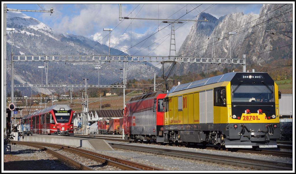 ABe 4/16 3103, Gmf 4/4 28701 mit Ge 4/4 III 645 in Untervaz-Trimmis. (25.11.2013)