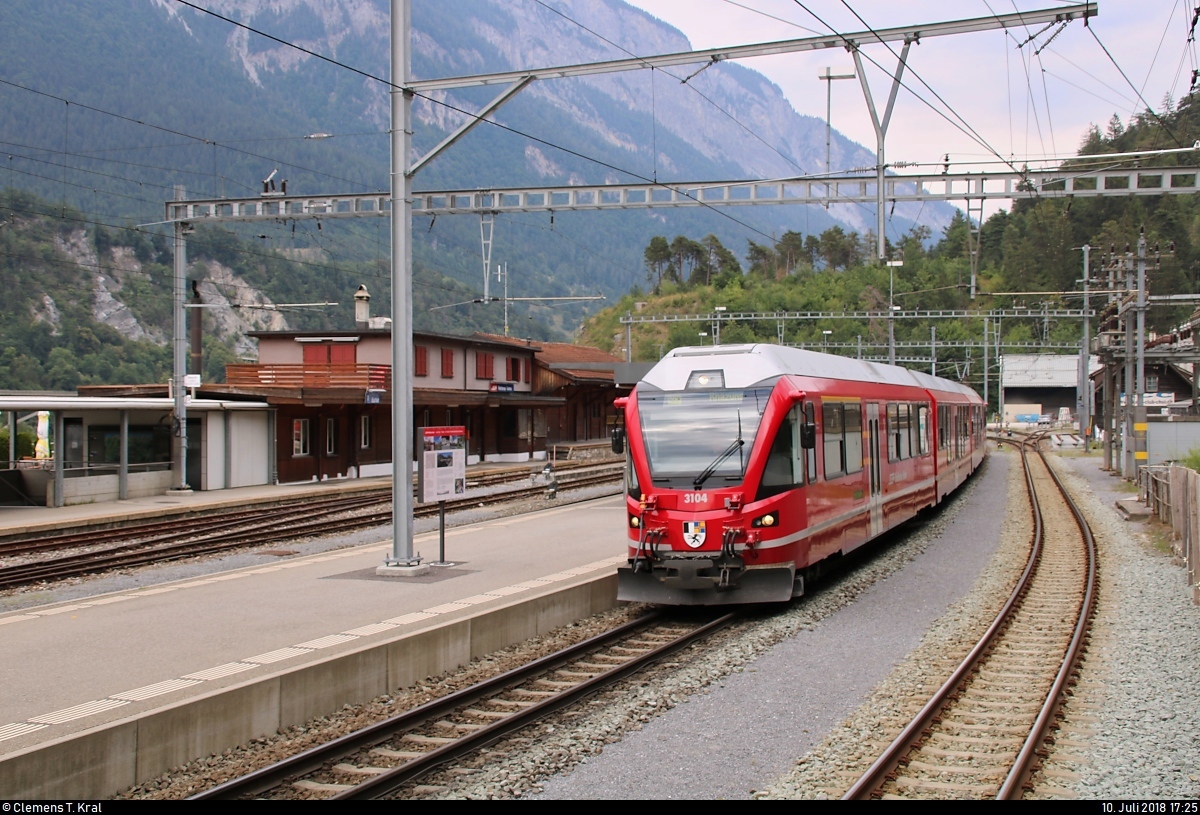 ABe 4/16 3104  Achilles Schucan  (Stadler ALLEGRA) der Rhätischen Bahn (RhB) als S1 von Schiers (CH) nach Rhäzüns (CH) steht im Bahnhof Reichenau-Tamins (CH) auf Gleis 4.
Aufgenommen von einem Wanderweg neben dem Bahnhof.
[10.7.2018 | 17:25 Uhr]