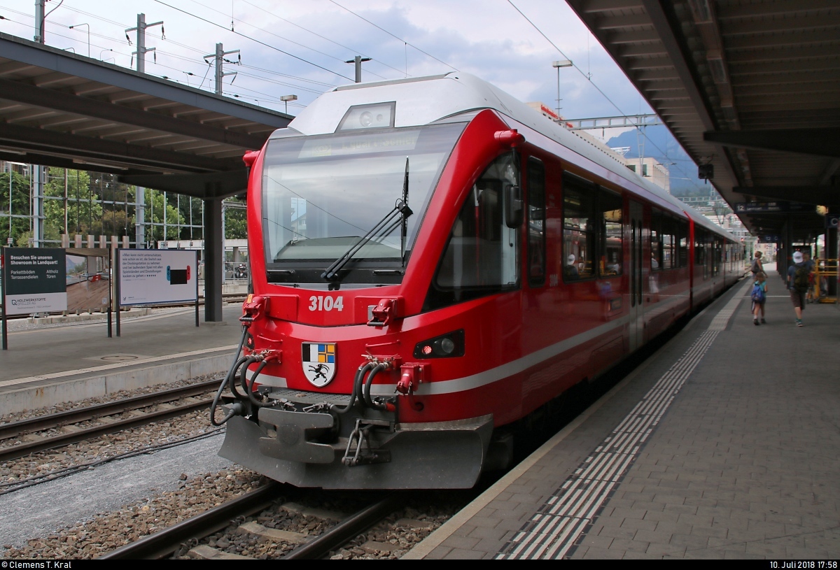ABe 4/16 3104  Achilles Schucan  (Stadler ALLEGRA) der Rhätischen Bahn (RhB) als S1 von Rhäzüns (CH) nach Schiers (CH) steht im Bahnhof Chur (CH) auf Gleis 12.
[10.7.2018 | 17:58 Uhr]