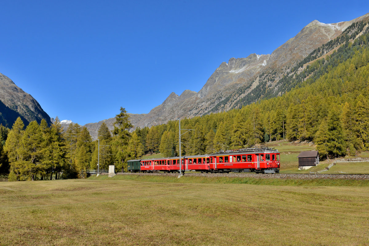 ABe 4/4 501 mit einem Sonderzug am 16.10.2016 bei Bever. 