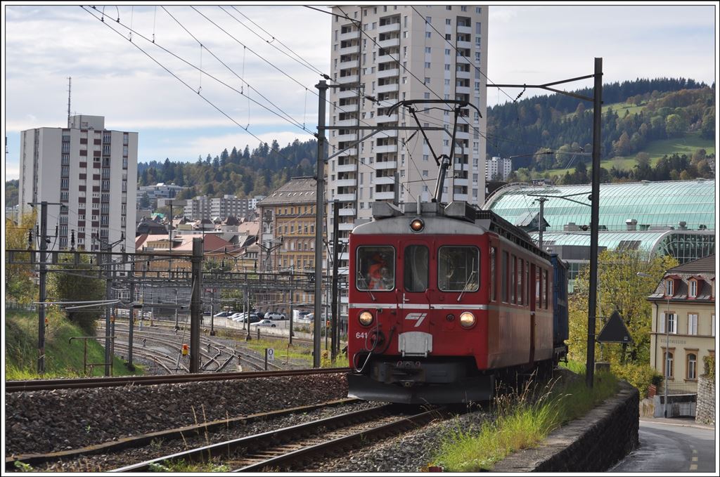 ABe 4/4 641 ex RhB Arosabahn verlässt La Chaux-de-Fonds mit einem Kehrichtzug. (13.10.2014)