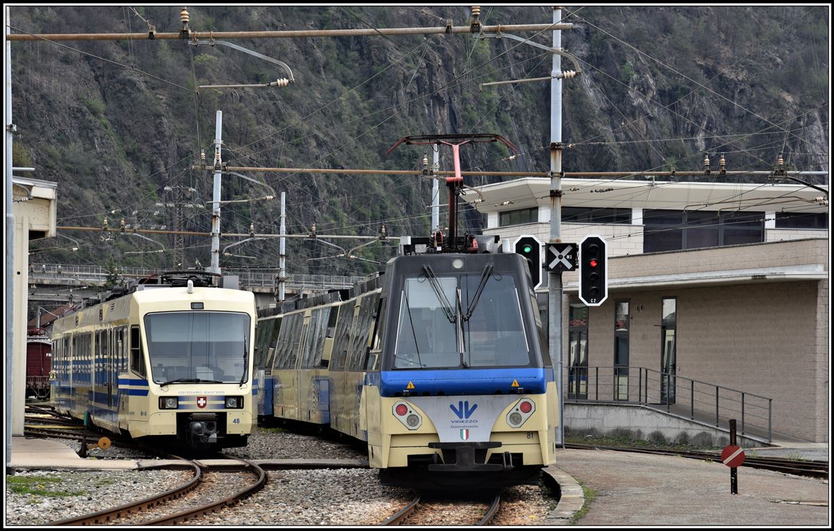 ABe 4/4 81 des vierteiligen Treno Panoramico Vigezzo D61 nach Locarno und Centovalli Express ABe 4/8 48 in Domodossola. (10.04.2019)