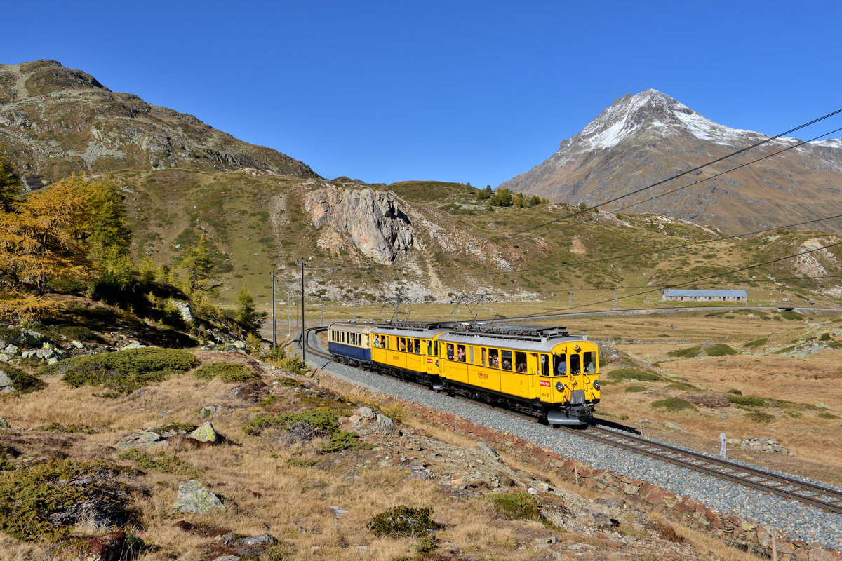 ABe 4/4 I 34 + ABe 4/4 I 30 mit einem Pullmann Wagen am 16.10.2016 bei Bernina Lagalb. 