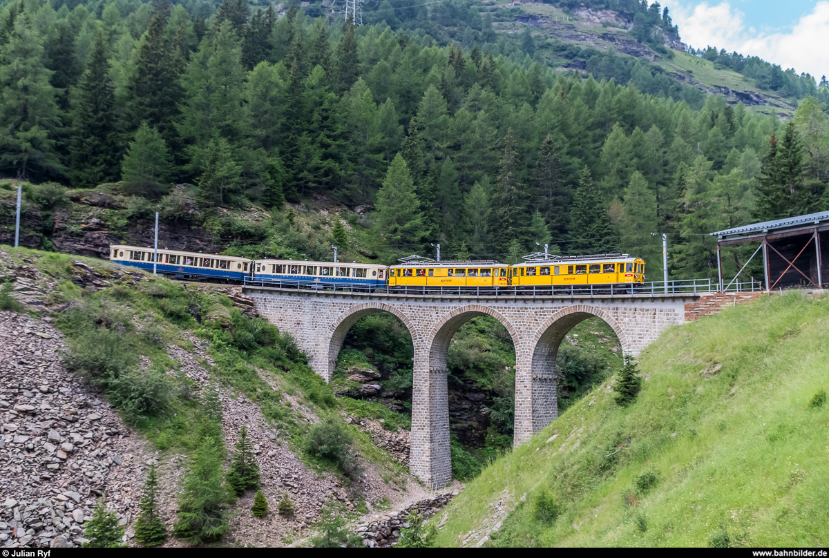 ABe 4/4 I 34 und 30 überqueren am 12. Juli 2017 mit zwei Pullman-Wagen auf dem Weg von Pontresina nach Tirano das Val-Pila-Viadukt kurz vor Cavaglia.
