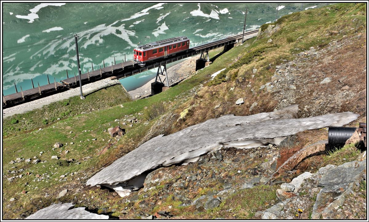 ABe 4/4 II 47 bringt leere Holzwagen Richtung Norden dem Lago Bianco entlang und quert soeben die Brücke am See bei Ospizio Bernina. (25.06.2019)