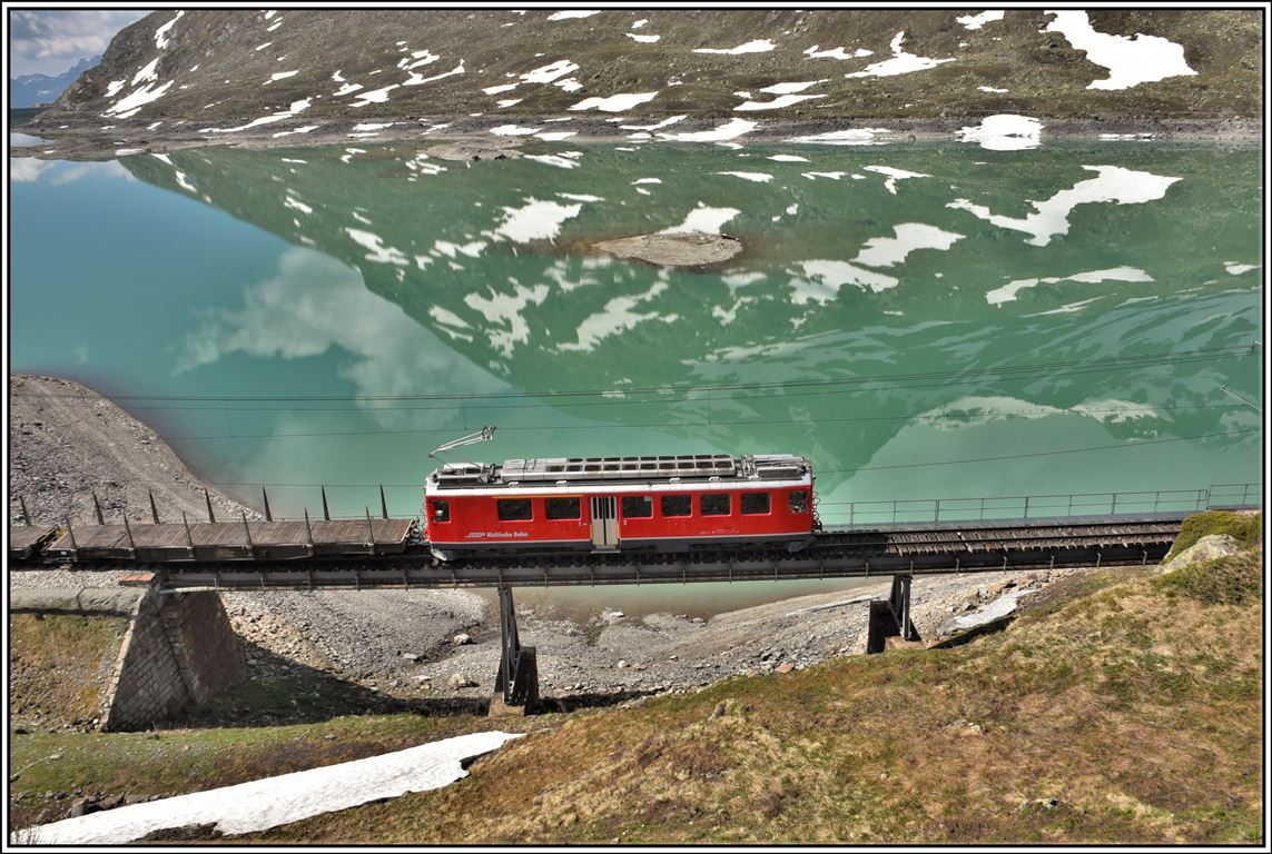 ABe 4/4 II 47 mit leeren Holzwagen auf auf der Brücke am See (Lago Bianco) unweit von Ospizio Bernina. (19.06.2019)
