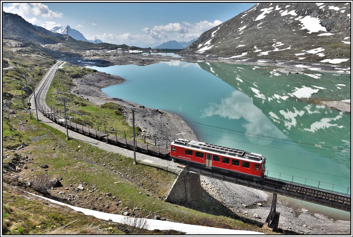 ABe 4/4 II 47 mit leeren Holzwagen auf auf der Brücke am See unweit von Ospizio Bernina. (19.06.2019)