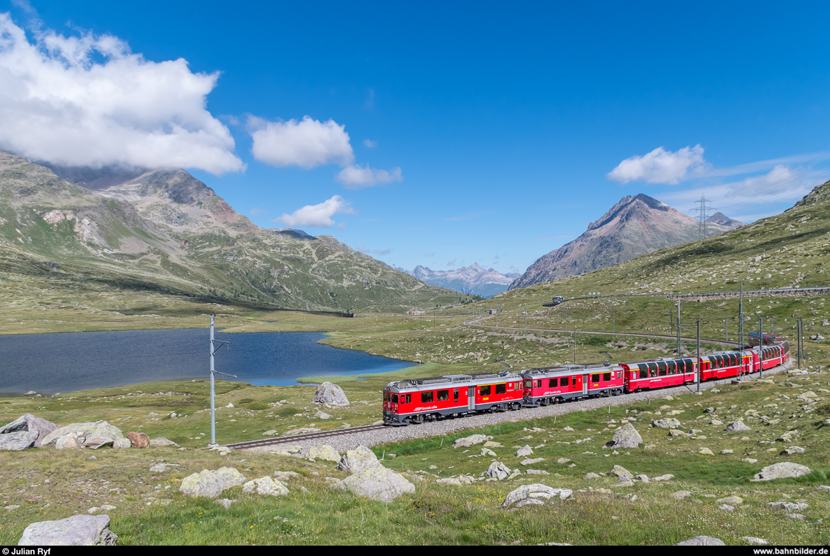 ABe 4/4 III 51  Poschiavo  und 54  Hakone  am 12. Juli 2017 mit einem Bernina Express St. Moritz - Tirano am Lej Nair.