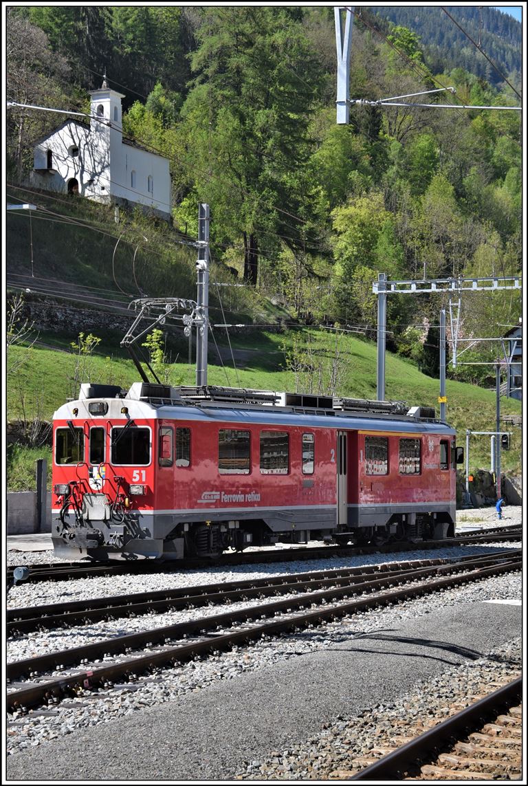 ABe 4/4 III 51  Poschiavo  macht nach dem Unterhalt eine kurze Probefahrt unterhalb der Kirche S.Pietro in Poschiavo. (07.05.2020)