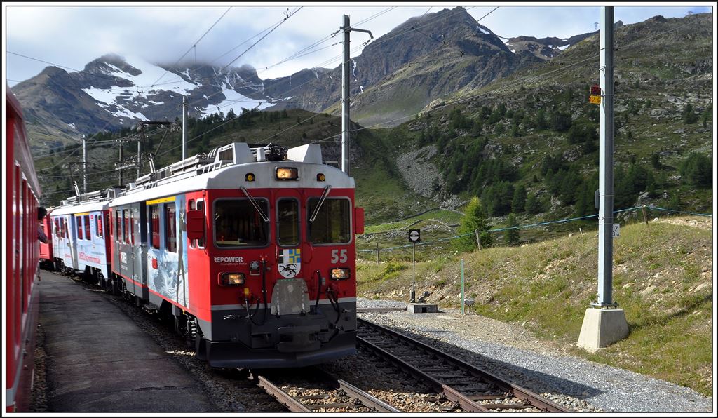 ABe 4/4 III 51  Poschiavo  und 55  Diavolezza  mit Zug 1636 kreuzt in Bernina Lagalb den R1621. (21.08.2014)