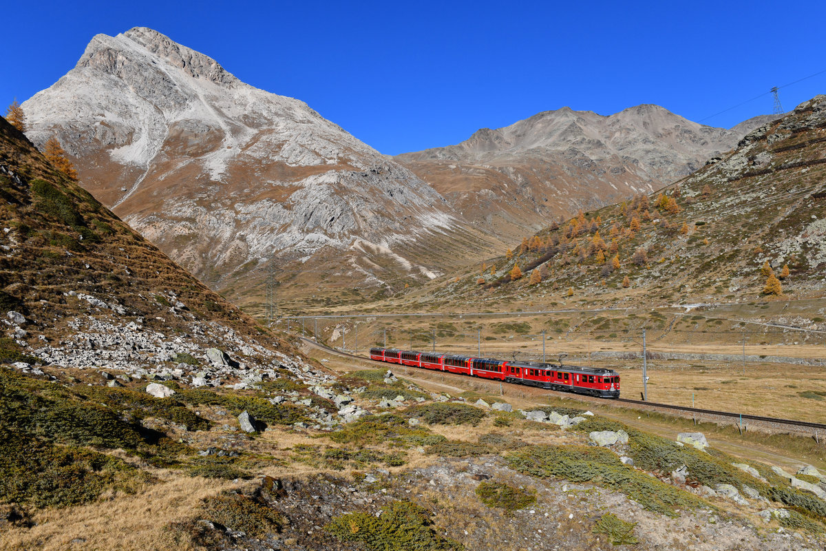 ABe 4/4 III 52 + ABe 4/4 III 54 mit BEX 975 am 21.10.2018 bei Bernina Lagalb. 