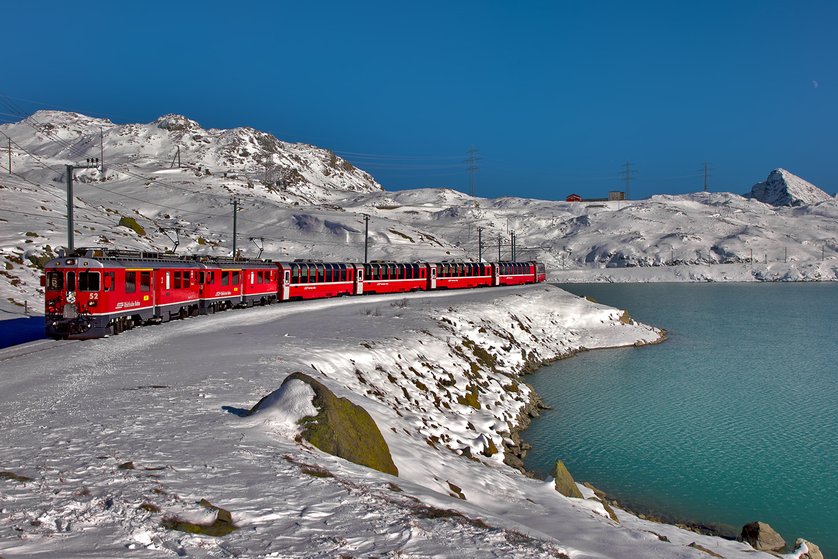 ABe 4/4 III 52 und ABe 4/4 III 53 fahren mit dem Berninaexpress am Lago Bianco entlang.Bild vom 20.10 2015