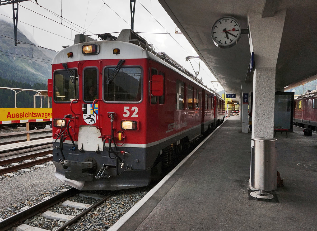 ABe 4/4 III 52  Brusio  und ABe 4/4 III 56  Corviglia  stehen als R 1660 von Tirano, im Bahnhof St. Moritz.
Aufgenommen am 21.7.2016.