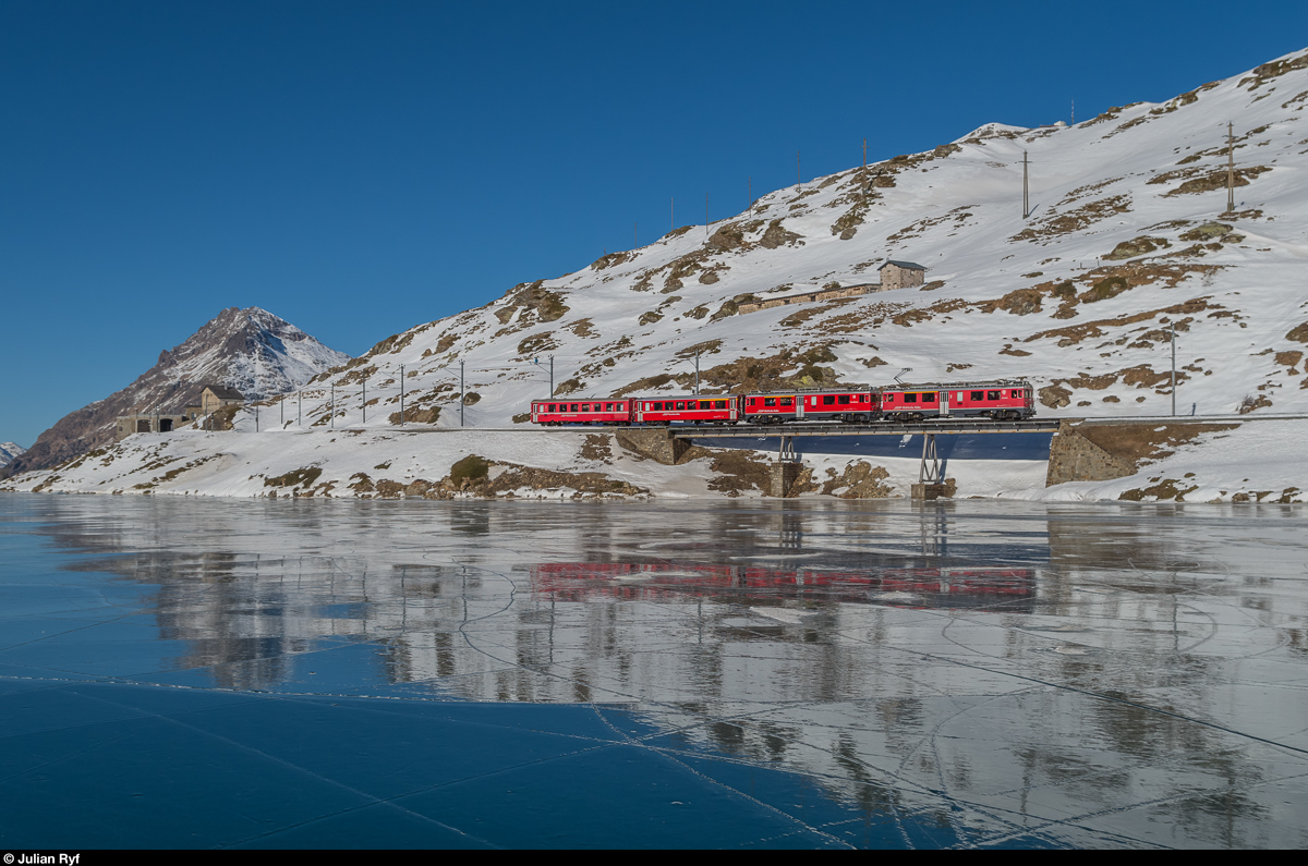 ABe 4/4 III 52  Brusio  und 51  Poschiavo  mit Regio 1629 St. Moritz - Poschiavo am 29. Dezember 2016 am schwarz gefrorenen Lago Bianco.