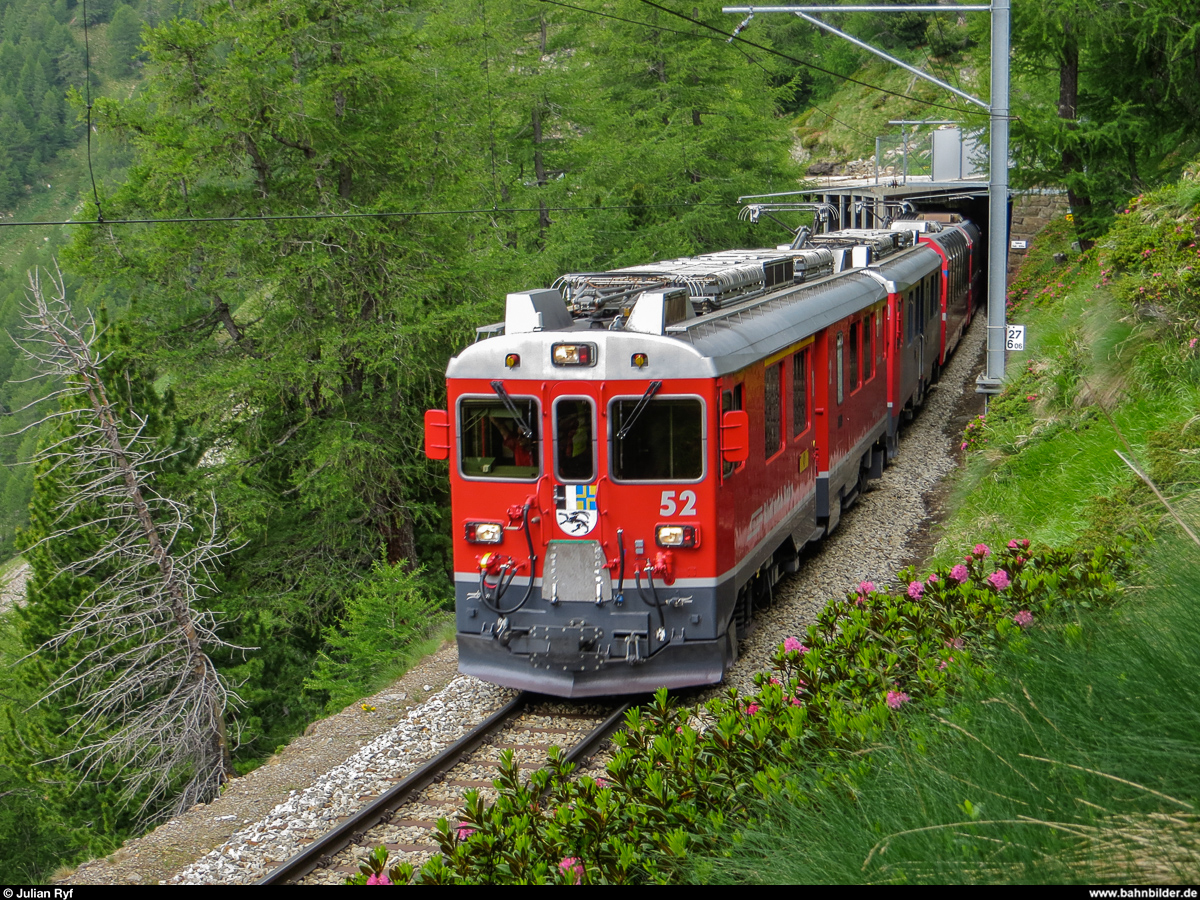 ABe 4/4 III 52 und ein Schwesterfahrzeug ziehen am 8. Juli 2013 einen Bernina Express kurz vor der Alp Grüm in Richtung Berninapass.