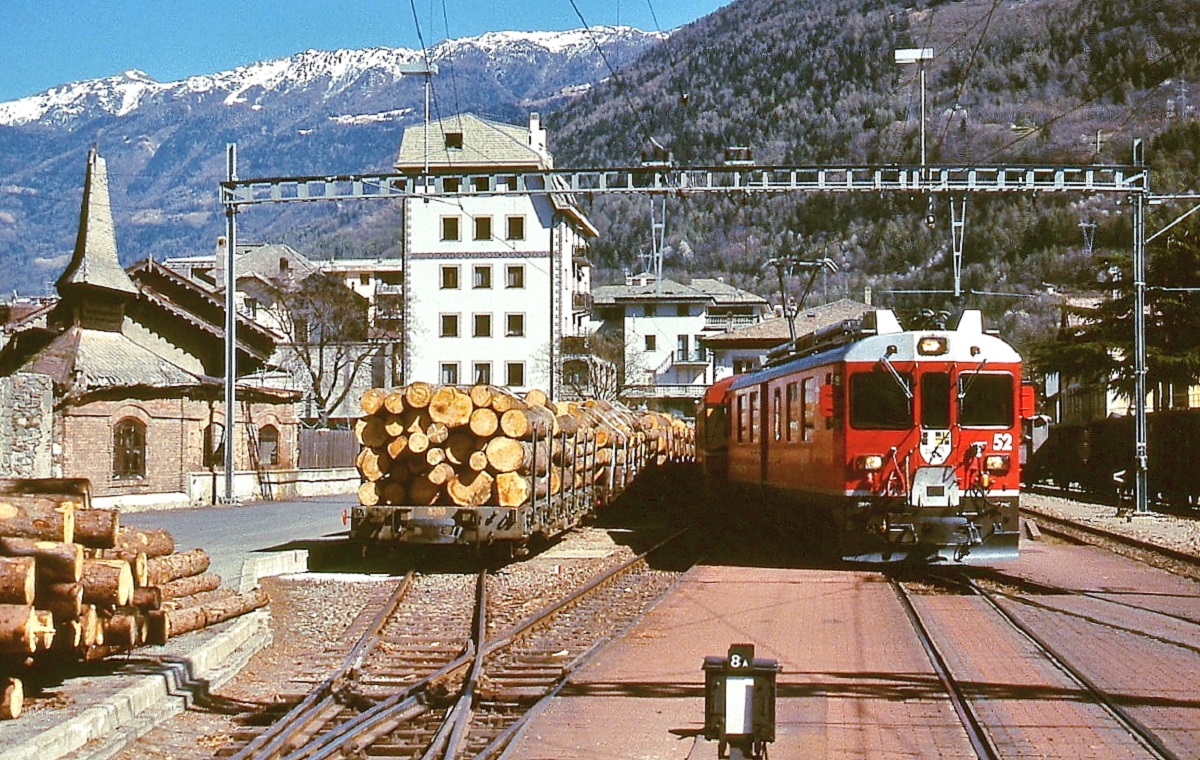 ABe 4/4 III 52 (SLM/ABB 1988) verläßt im März 1996 den Bahnhof Tirano/I