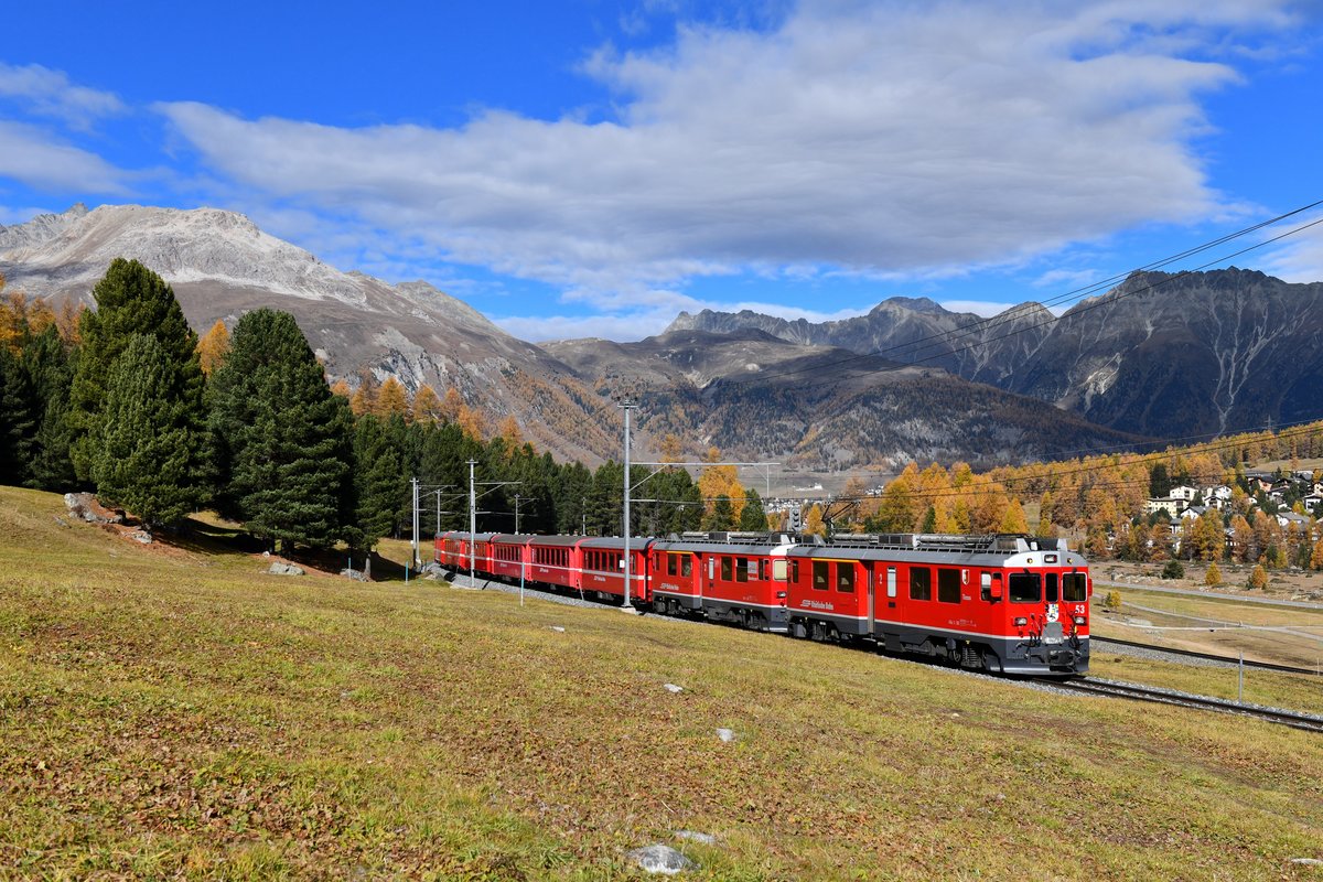 ABe 4/4 III 53 + ABe 4/4 III 55 mit einen Regio am 21.10.2018 bei Pontresina. 