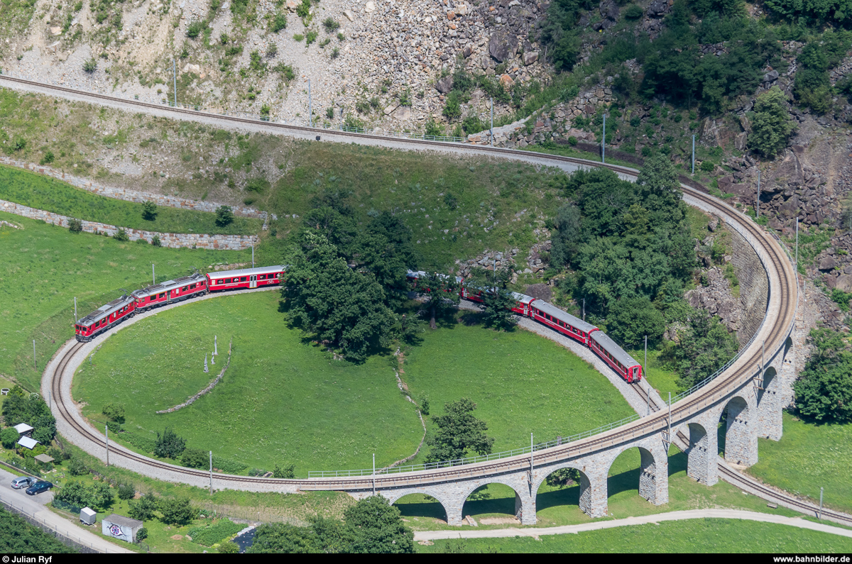 ABe 4/4 III 53  Tirano  und 52  Brusio  mit einem Regio von Tirano nach St. Moritz am 12. Juli 2017 im Kreisviadukt Brusio. (2/6)