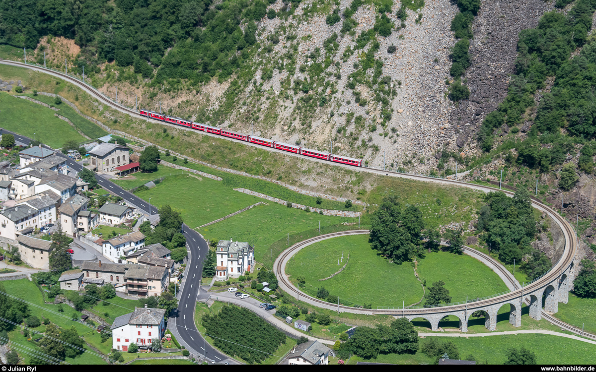 ABe 4/4 III 53  Tirano  und 52  Brusio  haben am 12. Juli 2017 mit ihrem Regio Tirano - St. Moritz gerade den Kreisviadukt Brusio verlassen und nähern sich jetzt dem Bahnhof. (4/6)