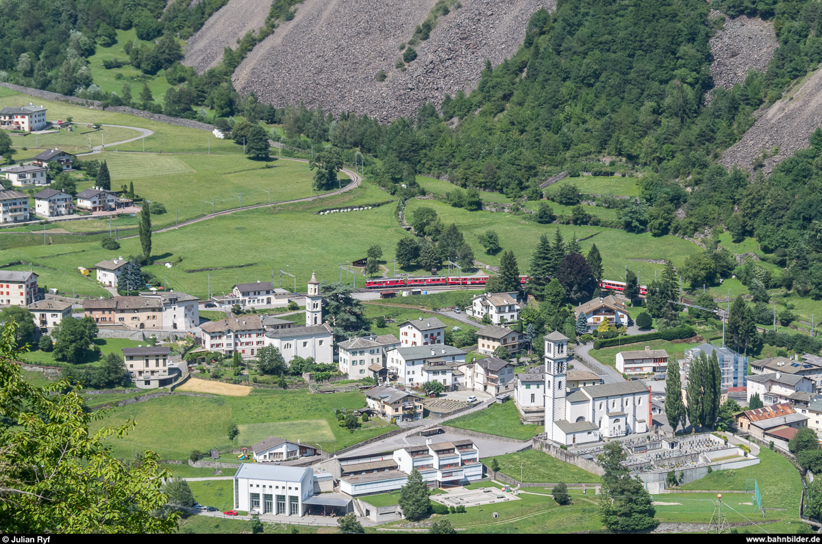 ABe 4/4 III 53  Tirano  und 52  Brusio  durchfahren am 12. Juli 2017 mit einem Regio von Tirano nach St. Moritz den Bahnhof Brusio. (5/6)