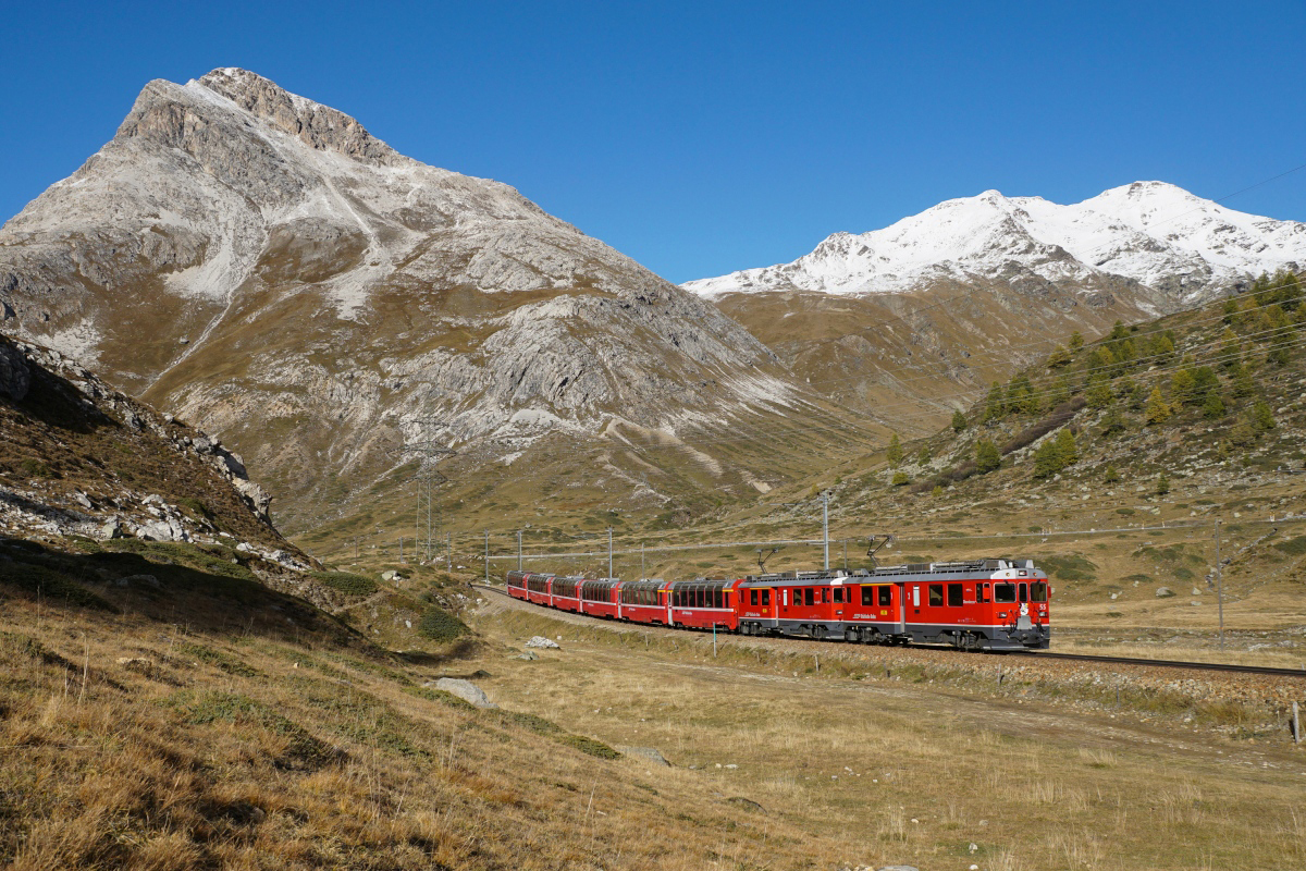 ABe 4/4 III 55 und ABe 4/4 III 56 ziehen am 16.10.2016 den letzten südwärts fahrenden Bernina-Express (D 975) von Bernina Lagalb Richtung Ospizio Bernina.