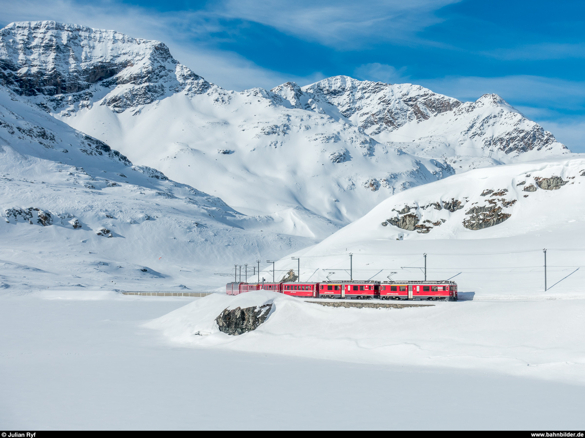 ABe 4/4 III 55  Diavolezza  und 51  Poschiavo  mit einem Regio St. Moritz - Tirano am 28. Januar 2018 am schneebedeckten Lago Bianco kurz vor Ospizio Bernina.