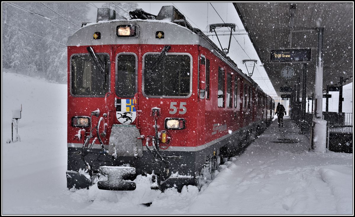 ABe 4/4 III 55  Diavolezza  und 54  Hakone  ziehen den R4629 nach Tirano über die Berninalinie. Pontresina um 12.00 Uhr. (04.04.2019)