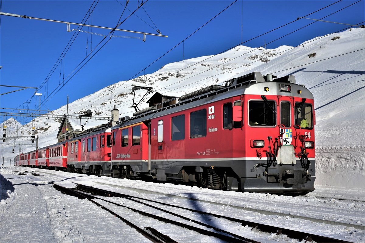 ABe 4/4 III Nr. 54  Hakone  und Nr. 53  Tirano  mit Regio 1625 St. Moritz - Tirano bei der Abfahrt im Bahnhof Ospizia Bernina. Die Aufnahme entstand am 14. Januar 2018.