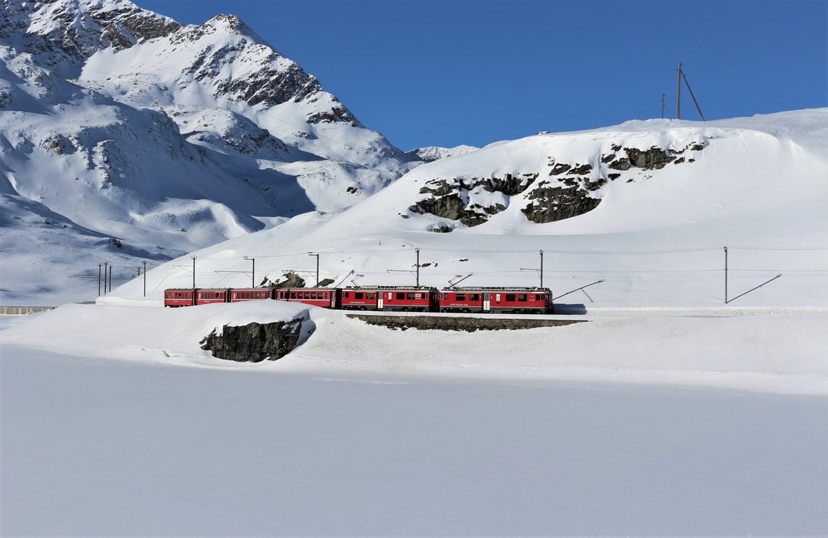 ABe 4/4 III Nr. 56  Corviglia  und ABe 4/4 III Nr. 55  Diavolezza  unterwegs mit Regio 1629 von St. Moritz nach Tirano unter herrlichem Wetter am komplett zugefrorenen Lago Bianco zwischen Ospizio Bernina und Bernina Lagalb. Sonntag, 14. Januar 2018