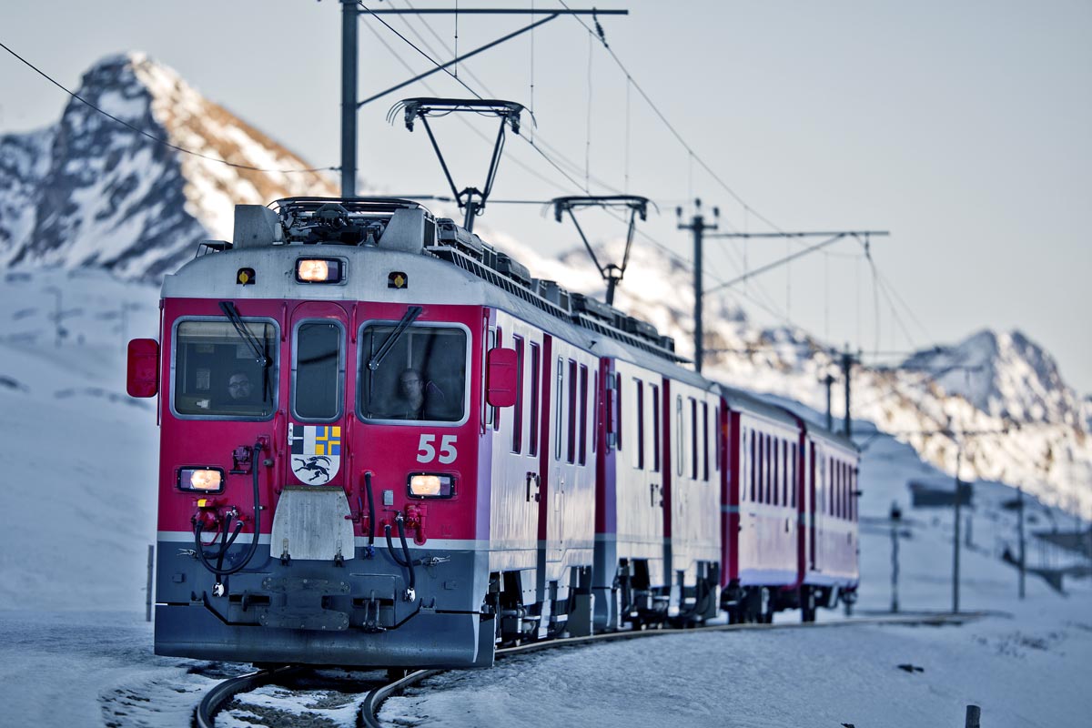 ABe 4/4 III Nr.55 fährt mit einem R aus Tirano nach Pontresina bei Hospizia Bernina vorüber.Bild vom 28.12.2016