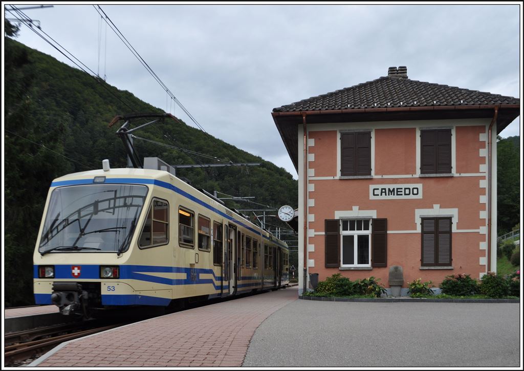 ABe 4/6 53 im schweizerisch/italienischen Grenzbahnhof Camedo, wo der Vorortsverkehr nach Locarno beginnt. (03.09.2014)