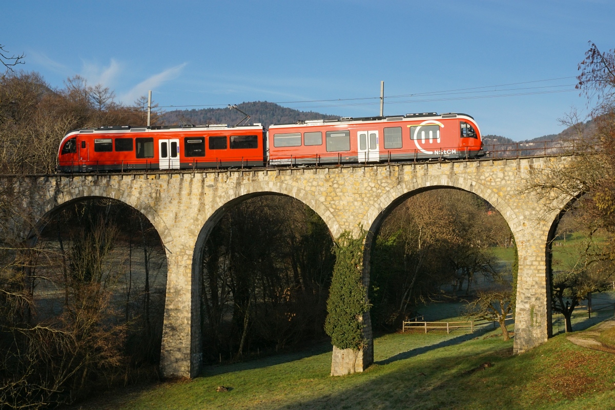 ABe 4/8 407-408 fährt am 27.12.2015 als R 112 von Trélex Richtung Givrins.