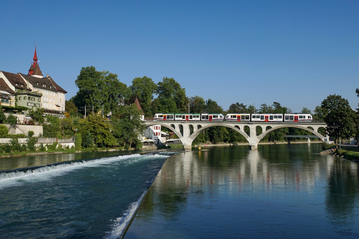 ABe 4/8 5005 und ABe 4/8 5001 befinden sich am 12.09.2016 zwischen Bremgarten Obertor und Bremgarten Isenlauf.