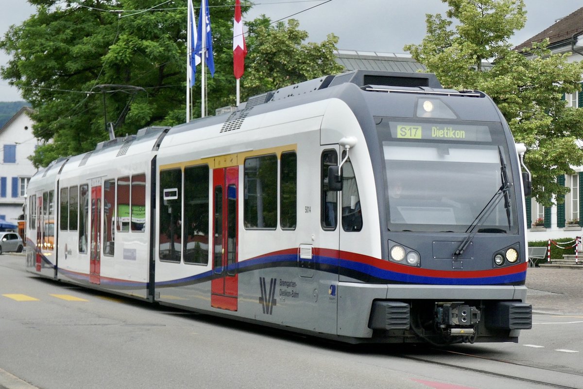 ABe 4/8 5014 der am 9.6.20 in der Stadt Dietikon unterwegs zum Bahnhof ist.