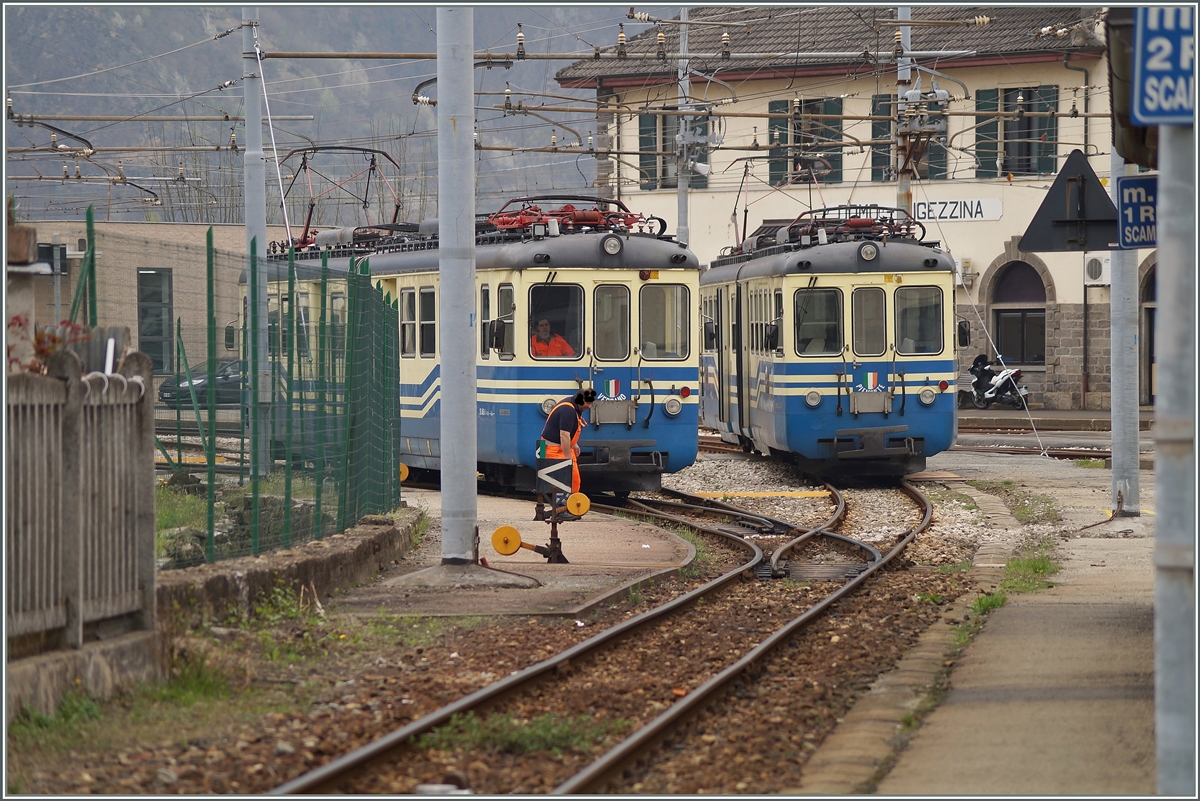 ABe 6/6  Vigezzina  und  Piemonte  im SSIF Betriebsbahnhof von Domodossola.
(Die Tele-Aufnahme entstand von der öffentlichen Strasse, siehe Geoposition)
3. April 2014 